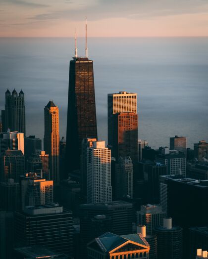 大都会垂直高角度拍摄的城市景观与高大的摩天大楼在芝加哥 美国外部地标美国