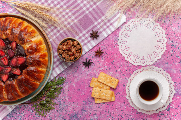 茶顶视图美味的草莓派水果蛋糕上的粉红色咖啡水果杯子