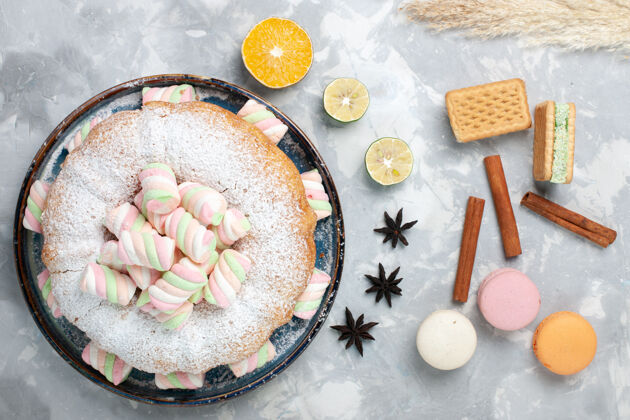 美味俯瞰美味派与糖粉和棉花糖的白色饼干桌子水果