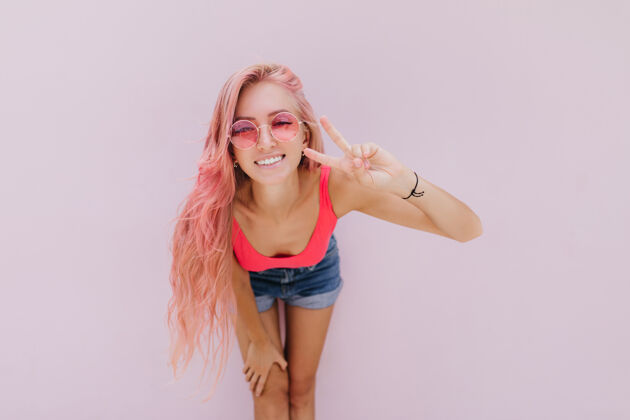 乐趣快乐的白种女人 粉红色的头发 摆出可爱的微笑服装女人享受