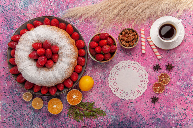 小吃顶视图糖粉馅饼草莓蛋糕与茶杯粉红传统烹饪配料