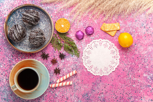 配料顶视图巧克力蛋糕与茶杯粉红色饮食小吃食物