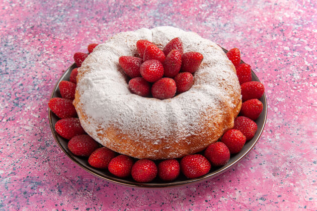 美味正面是美味的草莓派 粉红色的糖粉草莓派丰富多彩饮食