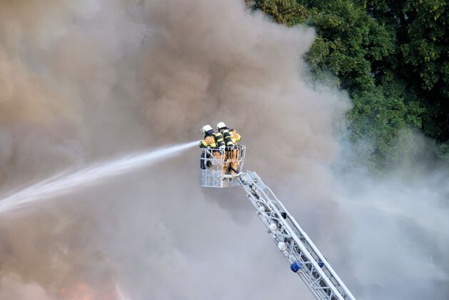 破坏两名消防队员正在烟雾缭绕的森林里灭火燃烧紧急情况救援