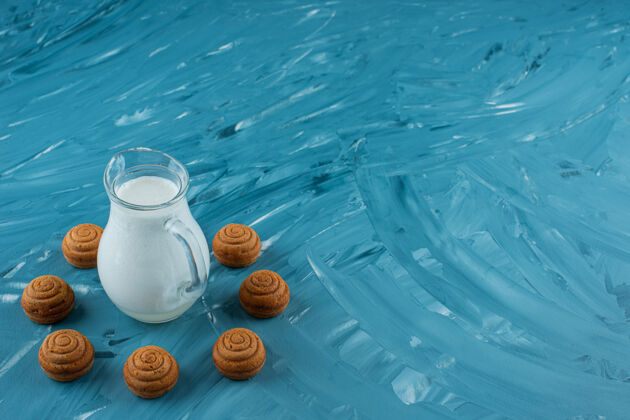 美味一杯新鲜牛奶 蓝色背景 甜甜的圆形饼干饼干圆形罐装
