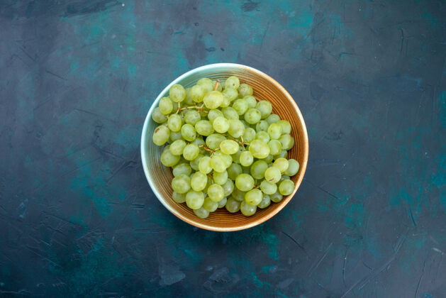 盘子顶视图绿色葡萄托盘内黑暗葡萄深色食物