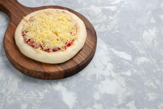 比萨饼白面奶酪生披萨正面图酱汁配料碗