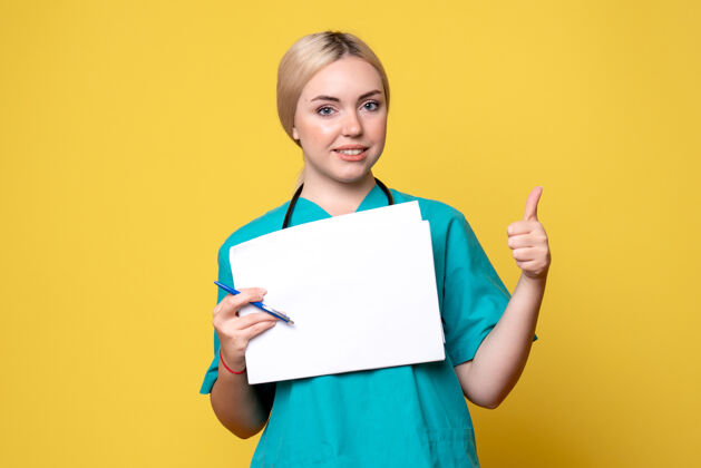 女人前视图女医生拿着不同的文件 大流行的健康医疗covid-19医院护士病毒医院护士不同
