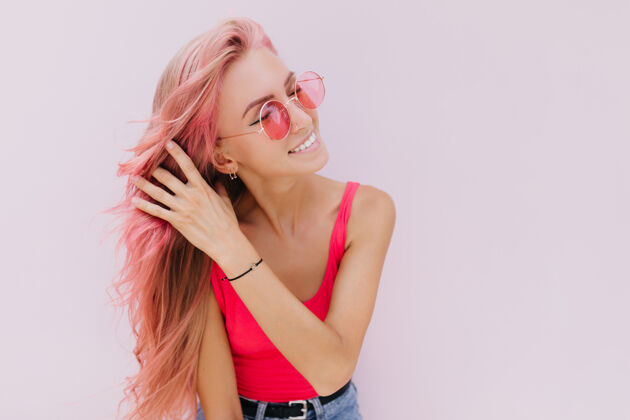 女性快乐的白种女人 粉红色的头发 摆出可爱的微笑爱积极人