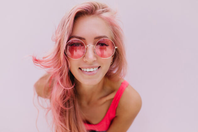 服装快乐的白种女人 粉红色的头发 摆出可爱的微笑人年轻模特