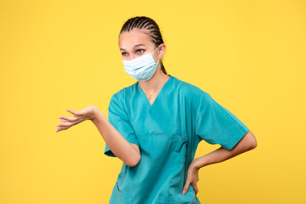 女人正面图女医生穿着医用衬衫 戴着口罩 健康护士医院病毒covid-19颜色女人面具医疗