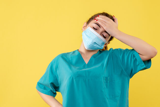 肖像正面图女医生穿着医用衬衫和口罩 健康色病毒covid-19制服冠状病毒美女制服医疗