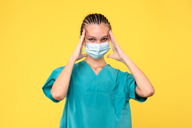 健康前视图穿着医用衬衫和面罩的女医生 健康护士病毒大流行covid-19医师头痛成人女士