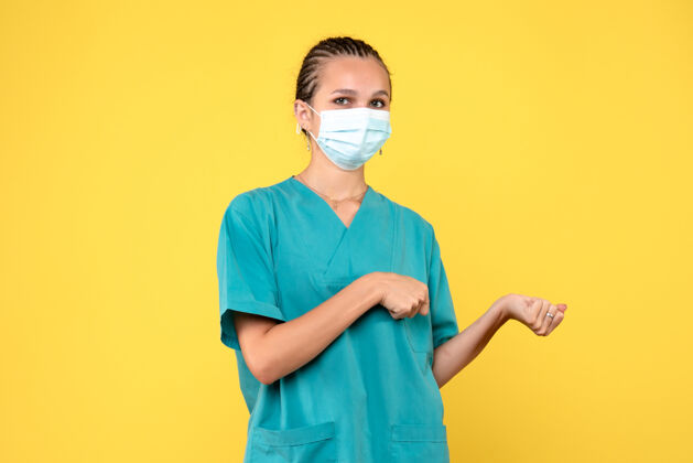 人物前视图穿着医用衬衫和面罩的女医生 大流行的医疗保健护士病毒柯维德-健康医疗面具