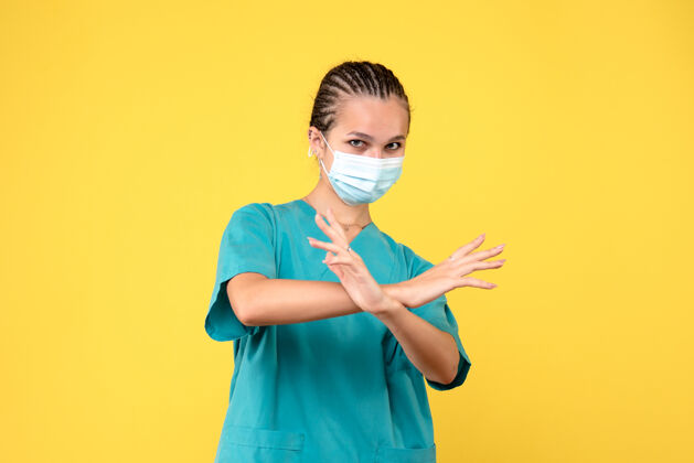 女医生正面图：穿着医用衬衫和面罩的女医生 健康护士 covid-19医疗医院成人流行病肖像