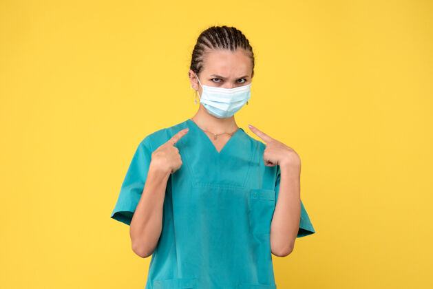 人物正面图女医生穿着医用衬衫 戴着口罩 护士医院病毒健康科维德-健康成人女医生