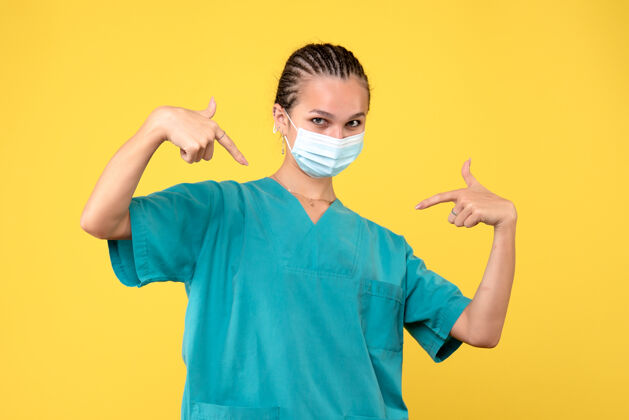 人物正面图：身穿医用衬衫和面罩的女医生 医护护士 病毒大流行 科维德-19医院肖像女性女医生