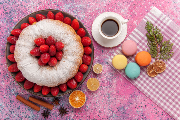 草莓顶视图糖粉派草莓蛋糕与麦卡龙淡粉色营养食物巧克力