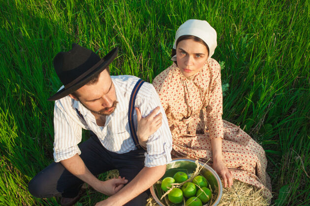 浪漫一对夫妇拿着苹果篮坐在草地上男人青年快乐