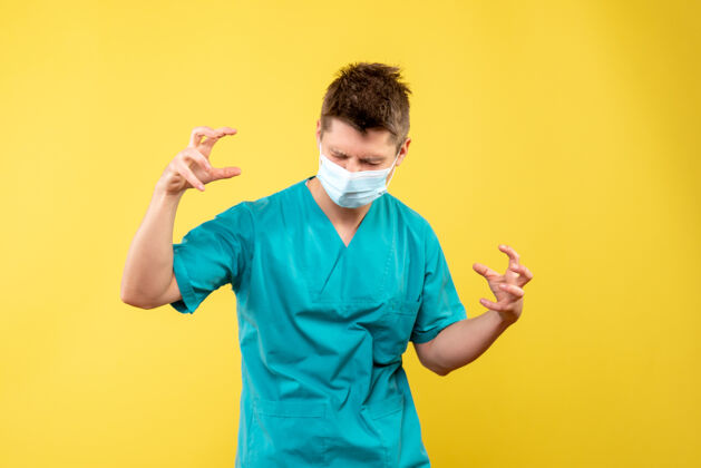 人黄墙上的男医生穿着医疗服 戴着无菌口罩绝育疾病成人