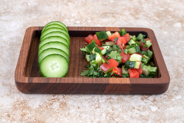 饮食一块夹杂蔬菜沙拉和切碎黄瓜的木板一餐食物晚餐