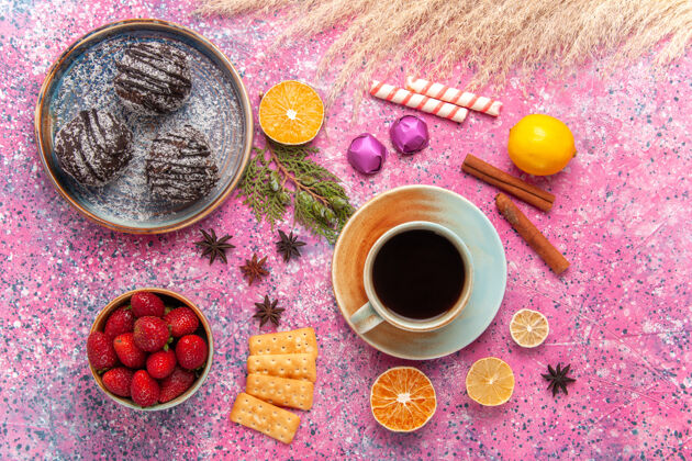 糖果顶视图巧克力蛋糕与茶杯粉红色咖啡饼干茶