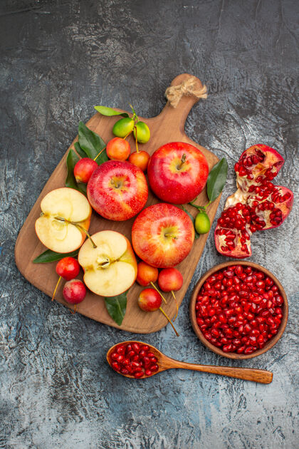 健康从远处俯瞰苹果石榴在碗里苹果樱桃在砧板上石榴苹果可食用水果