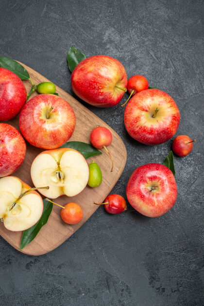 健康从远处俯瞰水果苹果树叶水果和浆果在木板上新鲜桃木材