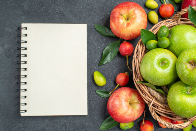 笔记本顶部特写查看水果樱桃苹果绿色苹果与树叶篮子白色笔记本饮食可食用水果吃苹果