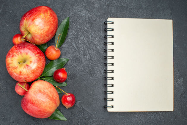 可食用水果顶部特写查看水果开胃浆果和水果与树叶笔记本有机健康浆果