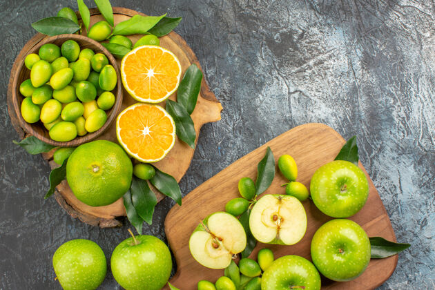 健康顶部特写查看柑橘类水果柑橘类水果与树叶和苹果的董事会叶子多汁酸橙
