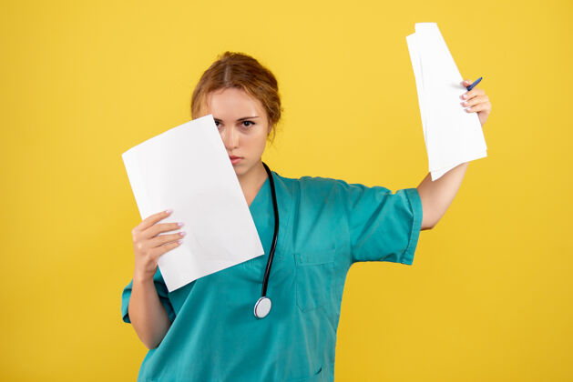 套装穿着医疗服的女医生正对着黄色的墙上拿着分析女医生护士病毒