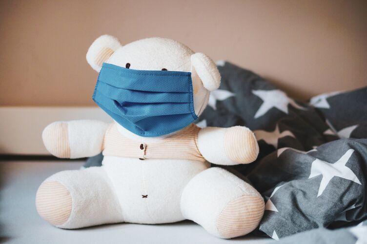 健康一只戴着面具的白色玩具熊的选择性聚焦镜头治疗医院医学