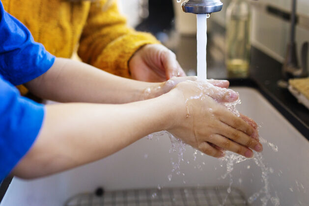 肥皂男孩在水槽上洗手年轻水槽洗手