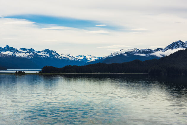 水阿拉斯加群山环抱的湖中冰川的美丽景色树自然冰川