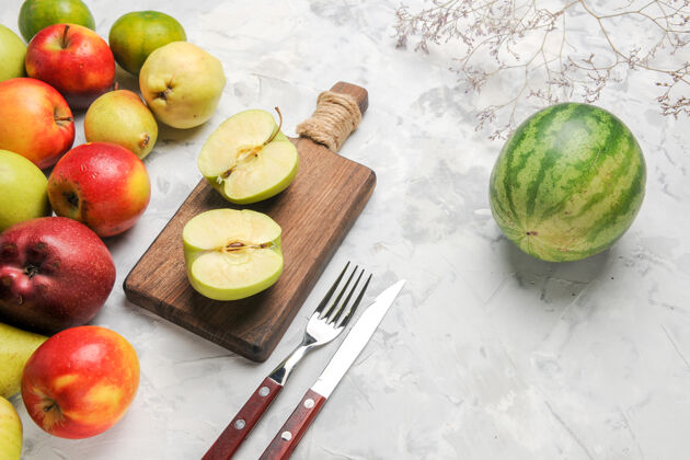 食物顶视图绿色苹果与其他水果在淡白色的背景光蔬菜苹果