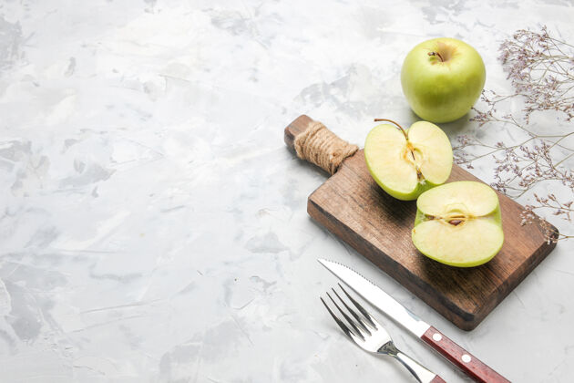 成熟在白色的桌子上俯瞰新鲜的青苹果健康早餐营养