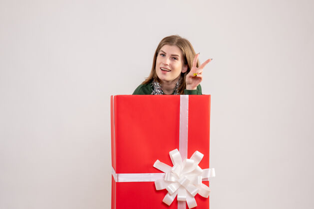 丝带礼物盒内年轻女性的正面图购物者里面盒子