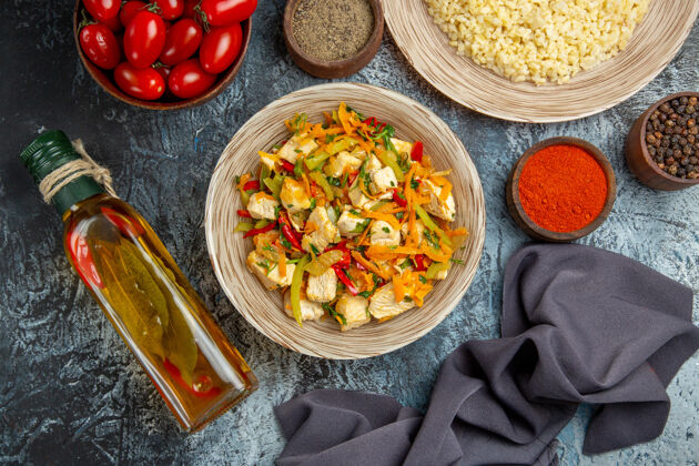 菜肴顶视图蔬菜鸡肉沙拉和西红柿在轻地板上地板香料晚餐