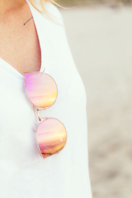 太阳镜海滩上戴着粉色太阳镜的女人遮阳享受白色T恤