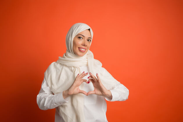 肖像戴着头巾的快乐阿拉伯女人微笑女孩的肖像 在工作室背景中摆姿势漂亮头巾微笑
