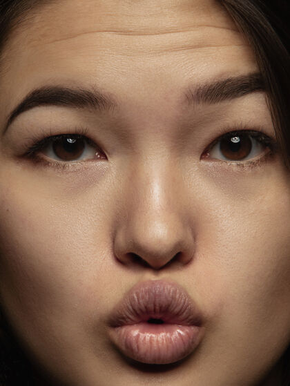 女性年轻而感性的中国女人的特写肖像女性模特的高细节照片 保持良好的皮肤和明亮的面部表情人类情感的概念送吻中国人人情绪