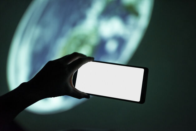 白色屏幕在天文馆拿着智能手机的人女人男人数字设备