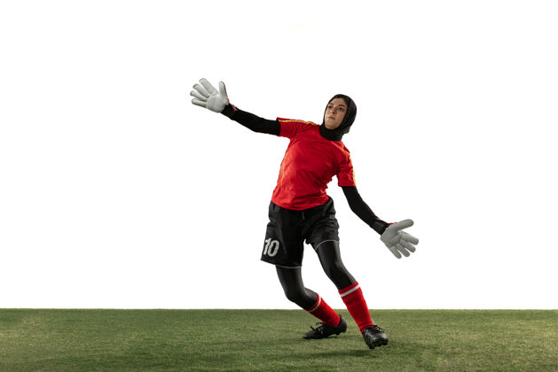 美女阿拉伯女足或足球运动员 守门员 背景为白色工作室短裤运动专注