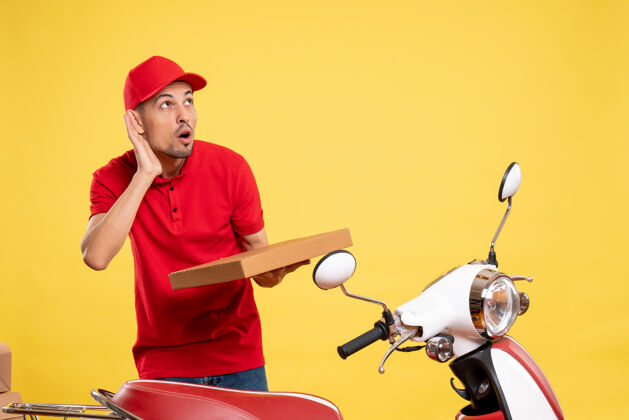 男信使正面图：身穿红色制服的男快递员 黄色食品盒上有彩色送货员自行车工作服工作食物盒子