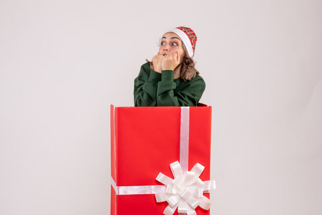 购物者正面图红色礼品盒内的年轻女性里面礼物丝带