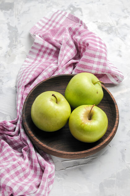 盘子顶视图新鲜的绿色苹果内板上的白色背景苹果美味多汁