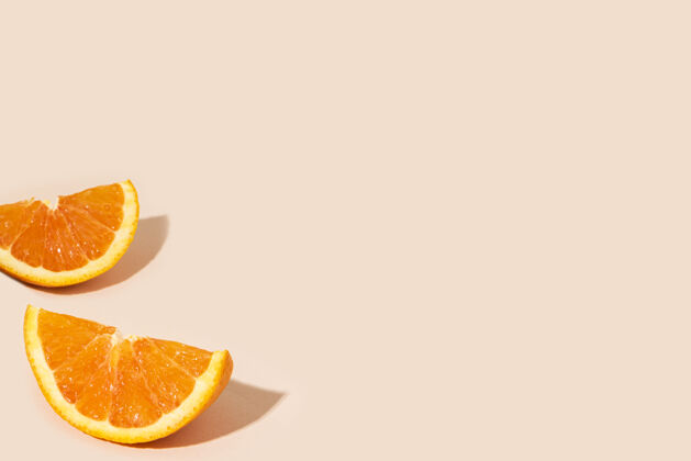 柑橘美味的橘子水果片在浅橙色的背景上粉彩热带橘子