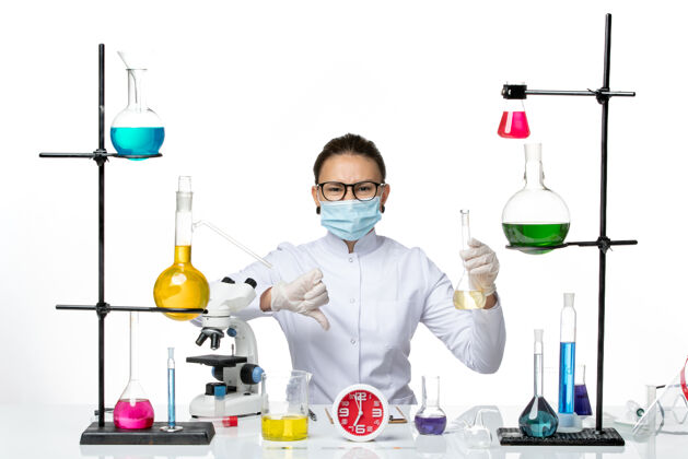 前面前视图：穿着白色医疗服的女化学家 在白色背景上戴着面罩 化学家实验室病毒冠状病毒飞溅化学家医学科学