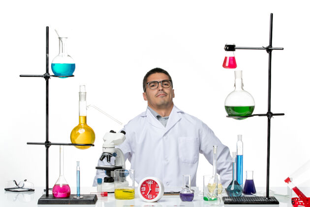 实验室前视图穿着白色医疗服的男性化学家坐在白色背景上病毒科学冠状病毒-大流行实验室衣服药视图